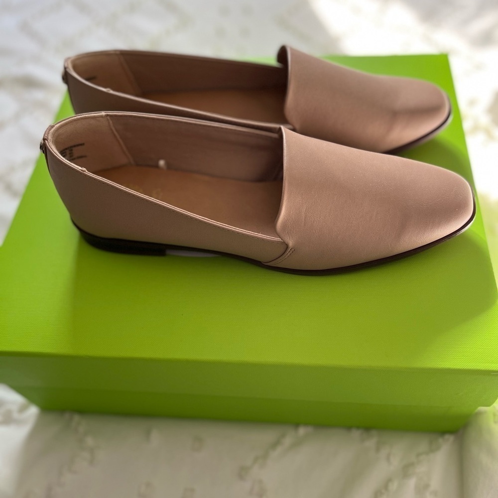 Chaps Women's Ameillia Faux Leather Loafers Size 10 NWOT Neutral Minimalist Chic - Picture 2 of 12
